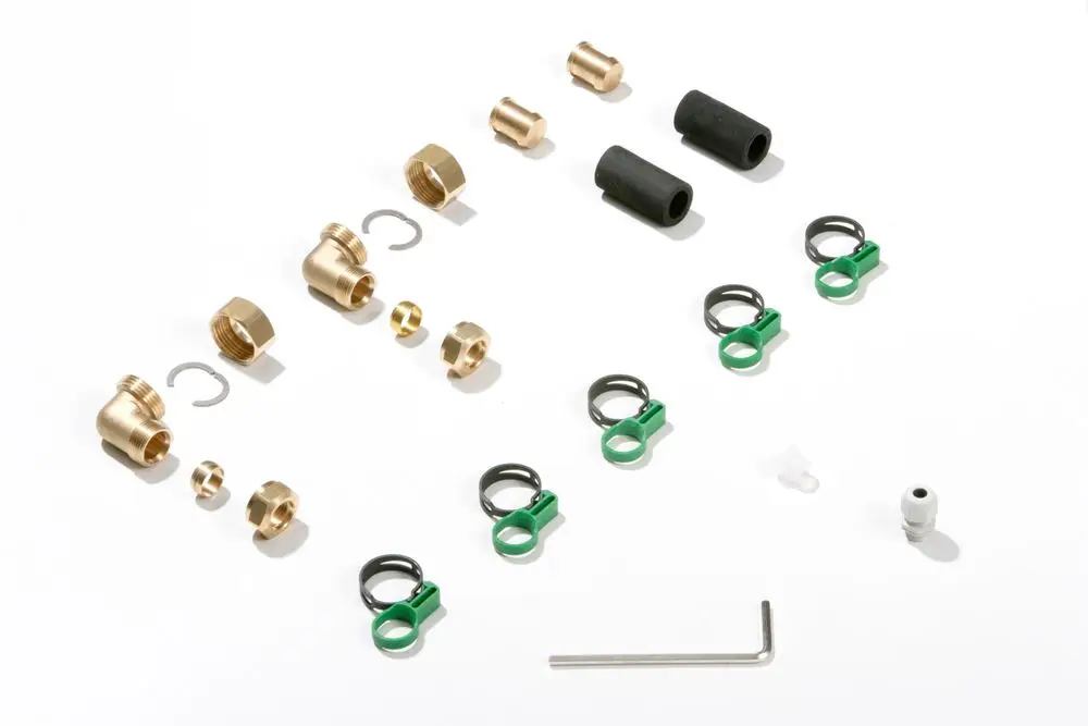 Bauteile von Bosch für Solartechnik, darunter verschiedene Messingfittings, Gummiteile und Sicherungsringe, angeordnet auf hellem Hintergrund.